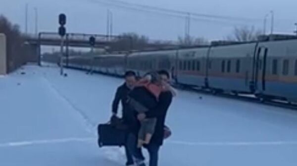 Транспортный полицейский спас роженицу, успев доставить ее в больницу - Sputnik Казахстан