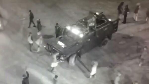 Армейский бронеавтомобиль захватили во время беспорядков в Семее - Sputnik Казахстан