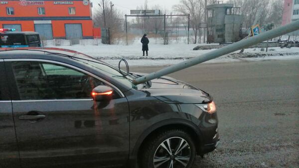 Столб упал машину в Павлодаре - Sputnik Казахстан