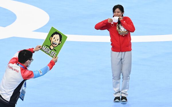 Михо Такаги (Япония), завоевавшая серебряную медаль в забеге на дистанцию 1500 метров среди женщин в соревнованиях по конькобежному спорту на XXIV зимних Олимпийских играх в Пекине, на церемонии награждения. - Sputnik Казахстан
