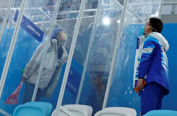 Доктор Дин Хунтао посылает своей девушке воздушный поцелуй через стеклянные экраны на ОИ в Пекине. - Sputnik Казахстан