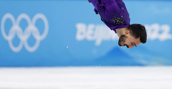 Французский фигурист Кевин Эймос во время выступления на зимних Олимпийских играх в Пекине. - Sputnik Казахстан