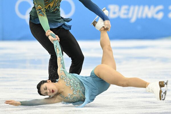 Китайские фигуристы Ван Шиюэ и Лю Синьюй во время выступления на зимних Олимпийских играх в Пекине. - Sputnik Казахстан