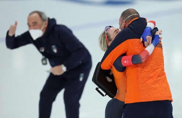 Ирен Схоутен из Нидерландов после победы в гонке на Олимпийских играх 2022 года в Пекине. - Sputnik Казахстан