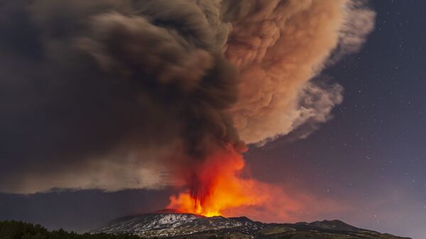 Вид на извержение вулкана Этна с сицилийской коммуны Николози, Италия - Sputnik Казахстан