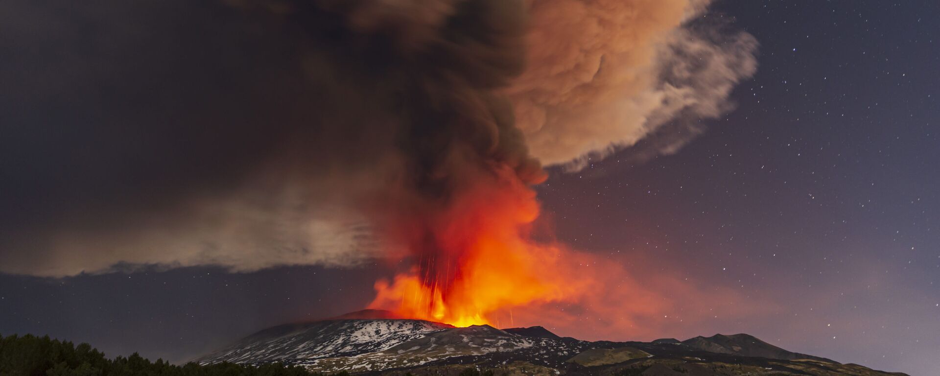 Вид на извержение вулкана Этна с сицилийской коммуны Николози, Италия - Sputnik Казахстан, 1920, 25.07.2022