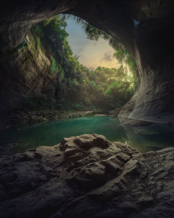 Фотограф Чихао Ван из Тайваня  снял этот необычный пейзаж и назвал его &quot;Раковина пещеры летучих мышей&quot;, став победителем в соответствующей категории. - Sputnik Казахстан