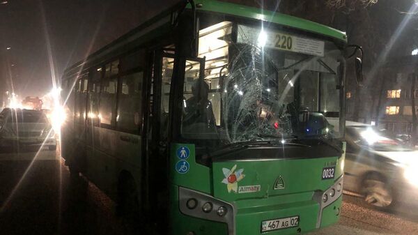 Автобус сбил пешехода на ул. Лавренева - Sputnik Казахстан