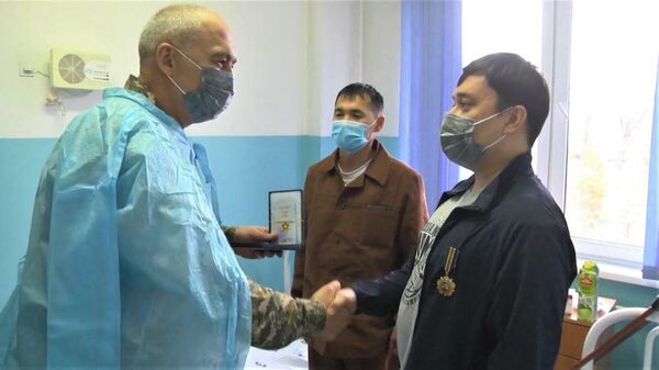 Министр обороны награждает пострадавших военных медалями - Sputnik Казахстан