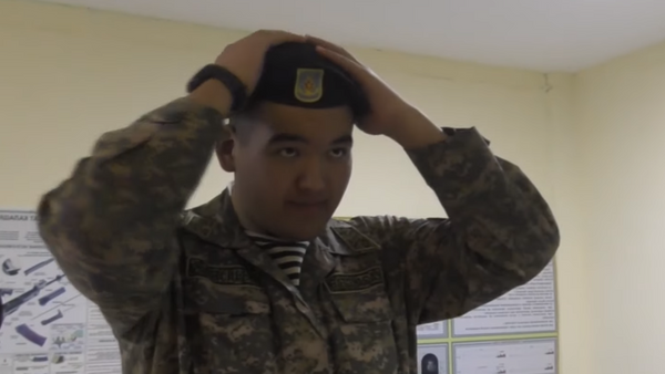 Самый высокий солдат казахстанской армии Азат Мухамедов - Sputnik Казахстан