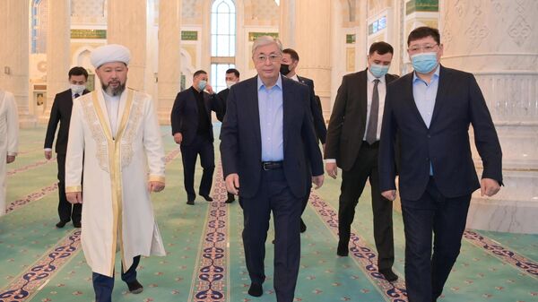 Касым-Жомарт Токаев в мечети Хазрет Султан - Sputnik Казахстан