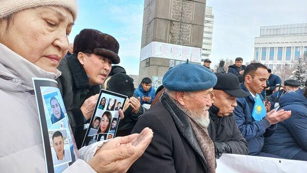 Митингующие почтили память погибших в январских беспорядков.  - Sputnik Казахстан
