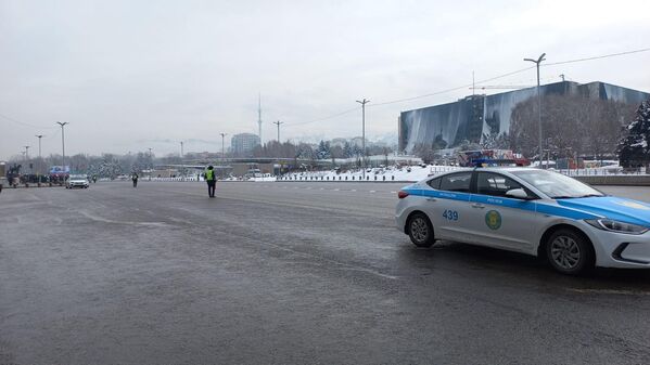 Полицейские наблюдают за митингом, который проходит напротив сожженного в ходе январских погромов здания городского акимата. - Sputnik Казахстан
