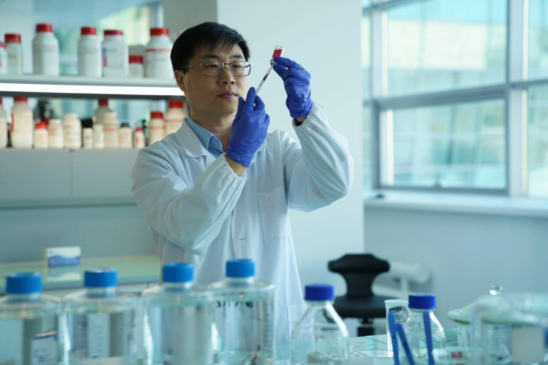 Ученый Национального центра биотехнологии Вячеслав Огай - Sputnik Казахстан, 1920, 11.04.2026