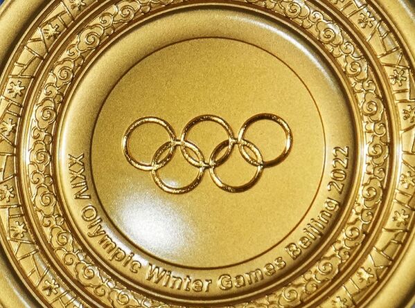Золотая медаль в руках российского спортсмена на церемонии награждения победителей в эстафете 4x10 километров среди мужчин в соревнованиях по лыжным гонкам на XXIV зимних Олимпийских играх 2022. - Sputnik Казахстан