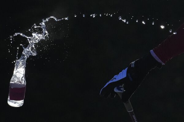Бутылка с водой, брошенная российским спортсменом Александром Большуновым на дистанции 2x15 километров скиатлона во время соревнований по лыжным гонкам среди мужчин на XXIV зимних Олимпийских играх 2022. - Sputnik Казахстан