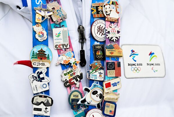 Значки на аккредитационном удостоверении волонтера на Олимпиаде-2022 в Пекине  - Sputnik Казахстан