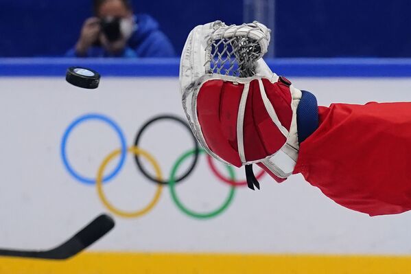 А это другой канадец, очень хорошо знакомый казахстанцам Эдди Паскуале в своей неподражаемой манере спасает ворота своей сборной на Олимпиаде.  - Sputnik Казахстан