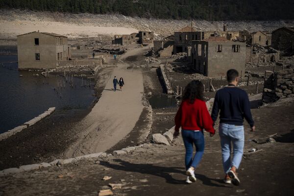 Туристы и местные жители мечтают посетить это место, которое было затоплено 30 лет назад, и взглянуть на останки некогда процветающей испанской деревушки.  - Sputnik Казахстан