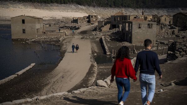 Посетители гуляют по старой деревне Асередо, всплывшей из-за засухи у водохранилища Линдосо, Испания - Sputnik Казахстан