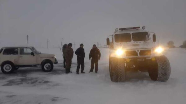 Костанайские спасатели доставили продукты в заметенное село - Sputnik Казахстан