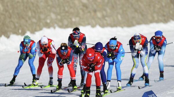 Надежда Степашкина в группе лыжниц в полуфинале Олимпиады в Пекине - Sputnik Казахстан
