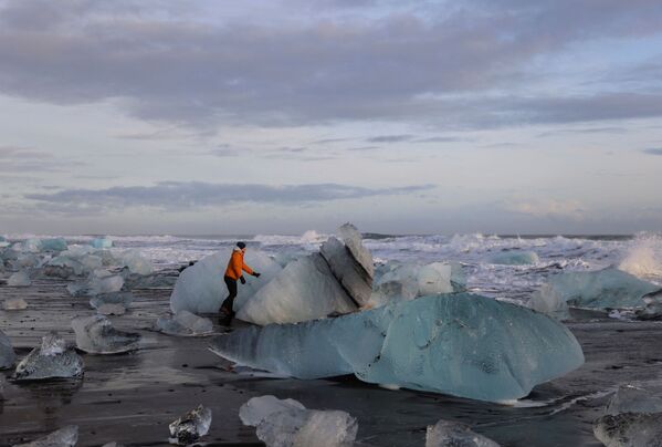 Ледяная лагуна с потрясающими видами находится на расстоянии в 1,5 километра от океанского берега  и занимает внушительную площадь — почти 20 квадратных километров.   - Sputnik Казахстан
