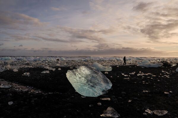 Туристы и путешественники со всех уголков земли едут в Исландию, чтобы увидеть сказочную лагуну своими глазами. - Sputnik Казахстан