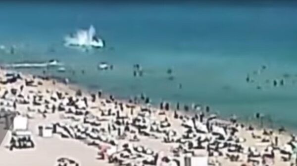 США: вертолет упал в океан в многолюдном Майами-Бич, двое ранены - видео - Sputnik Казахстан