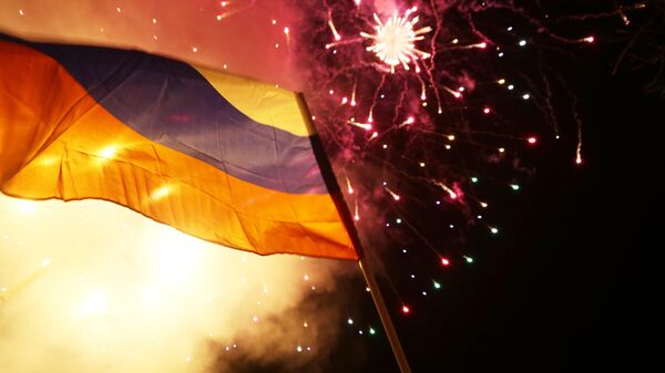 Жители Донецка и Луганска празднуют признание Россией ДНР и ЛНР - Sputnik Казахстан