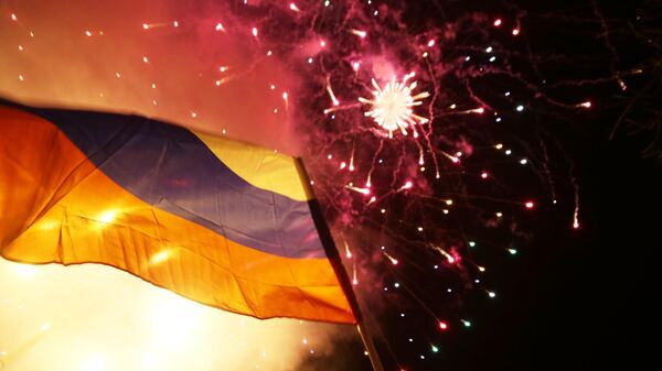 Жители Донецка и Луганска празднуют признание Россией ДНР и ЛНР - Sputnik Казахстан