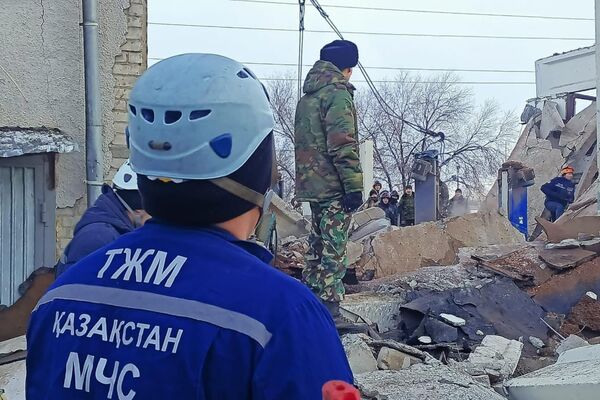 Спасатели работают на завалах после взрыва на СТО Альтаир в Актобе - Sputnik Казахстан