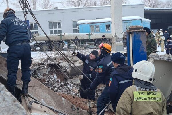 Спасатели работают на завалах после обрушения здания СТО Альтаир в Актобе - Sputnik Казахстан