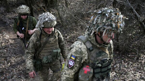Украинские военные на линии соприкосновения с Луганском  - Sputnik Қазақстан