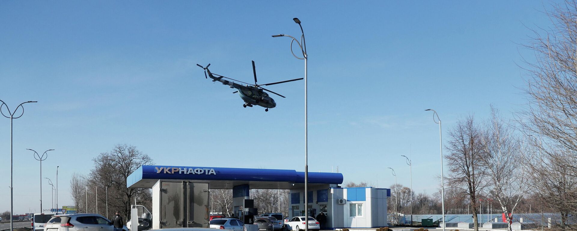Украинский военный вертолет пролетает над автозаправочной станцией близ Днепропетровска - Sputnik Казахстан, 1920, 25.02.2022