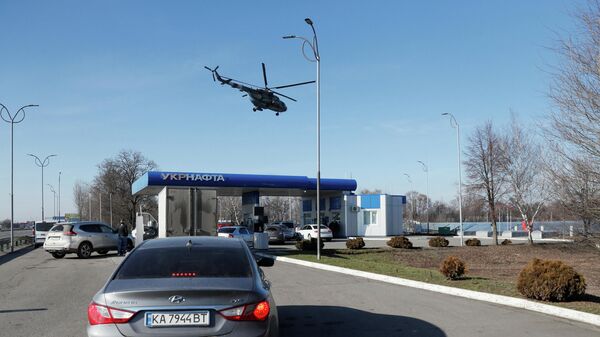 Украинский военный вертолет пролетает над автозаправочной станцией близ Днепропетровска - Sputnik Казахстан