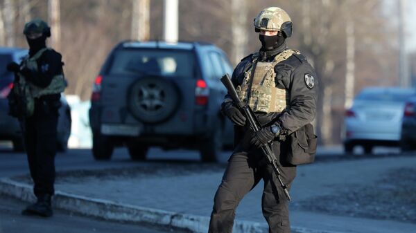 Российские правоохранители дежурят на месте аварии после попадания снаряда в местную наркологическую клинику в Белгороде - Sputnik Қазақстан
