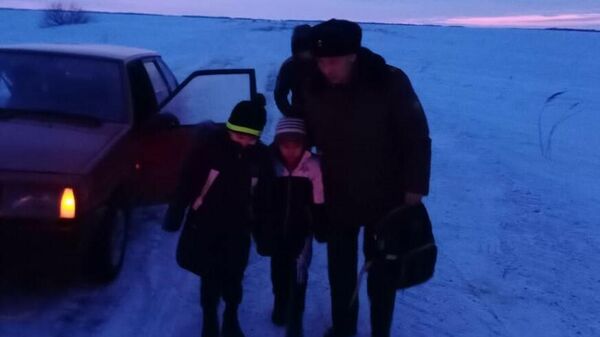 Семья попала в снежный плен на севере Казахстана - Sputnik Казахстан