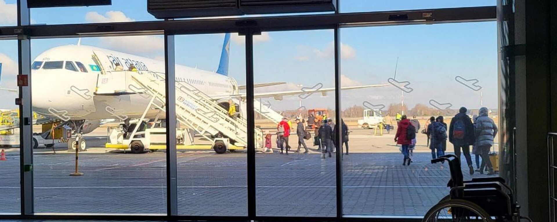 Казахстанцы поднимаются на борт самолета для возвращения домой из аэропорта Катовице - Sputnik Қазақстан, 1920, 15.03.2022