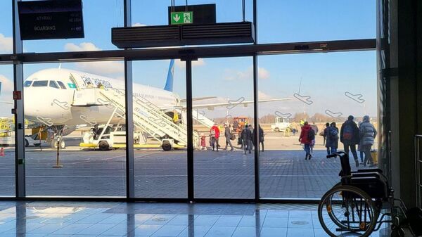 Казахстанцы поднимаются на борт самолета для возвращения домой из аэропорта Катовице - Sputnik Казахстан