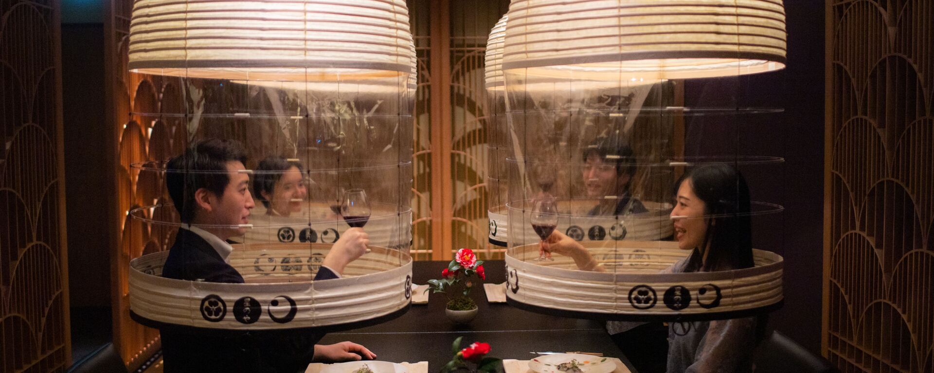 Персонал отеля демонстрирует «Lantern Dining Experience» в Hoshinoya Tokyo, Япония - Sputnik Казахстан, 1920, 02.03.2022