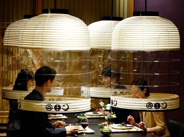 Фонари изготовлены в традиционном японском стиле - это своеобразная альтернатива защитным экранам и маскам, которые уже более двух лет искажают восприятие мимики собеседника.  - Sputnik Казахстан