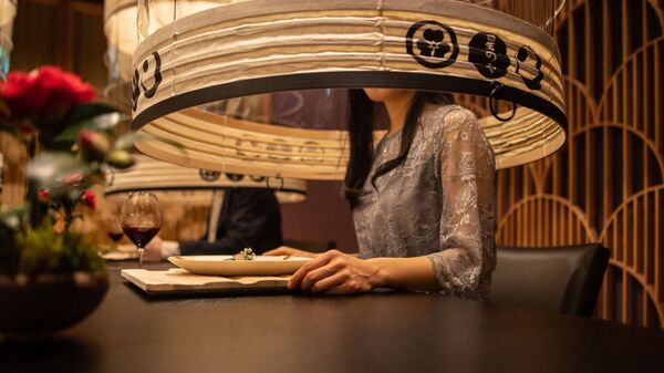 Персонал отеля демонстрирует «Lantern Dining Experience» в Hoshinoya Tokyo, Япония - Sputnik Қазақстан