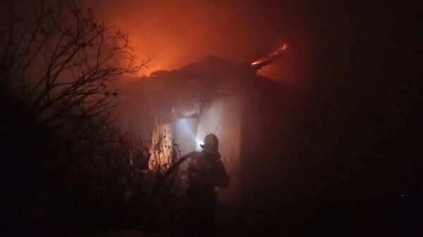 Пожарный борется с огнем в частном доме - Sputnik Казахстан