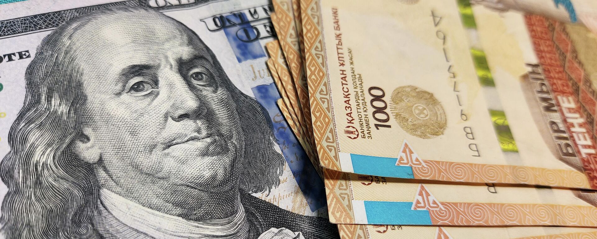 Тенге, доллары   - Sputnik Казахстан, 1920, 01.04.2026