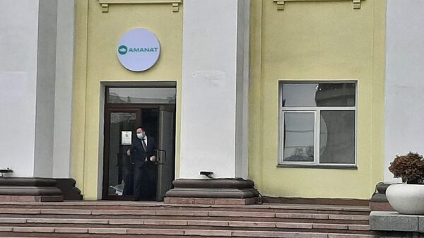 Новый логотип разместили на офисе партии Аманат в Алматы - Sputnik Казахстан