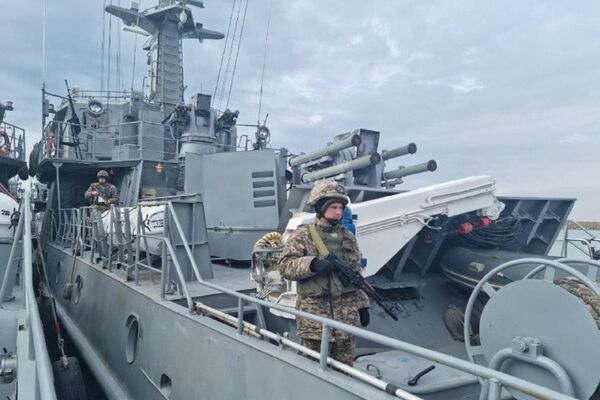 В казахстанском секторе Каспийского моря военные моряки отрабатывают действия по боевому применению группировки ракетно-артиллерийских кораблей. - Sputnik Казахстан