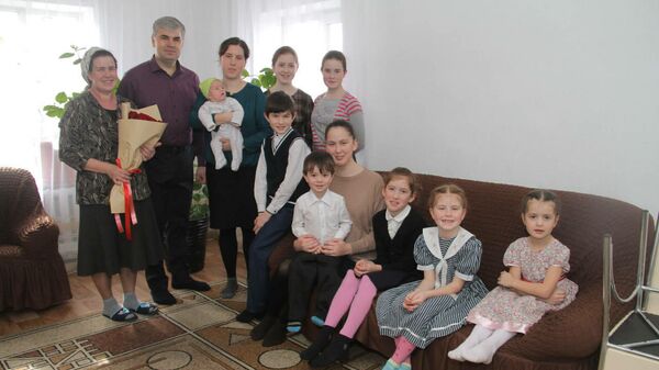 Многодетная семья Черкашиных из Усть-Каменогорска  - Sputnik Казахстан