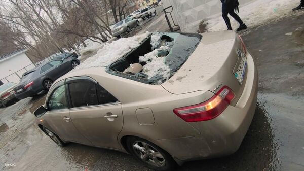 Лед с крыши торгового дома разбил стекла машины - Sputnik Казахстан