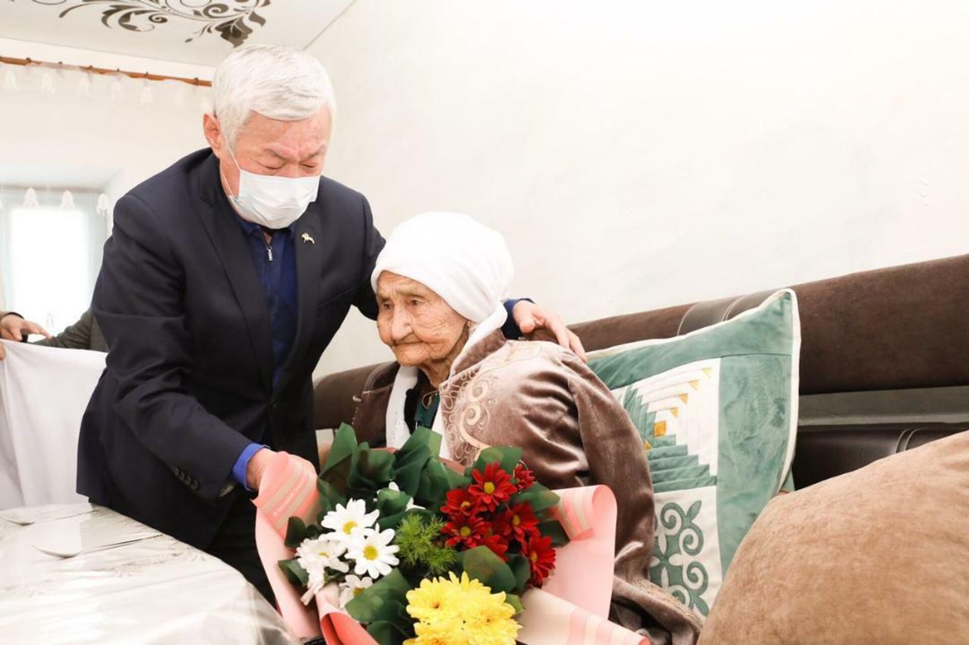 112-летняя жительница Казахстана Кульбарам Сугирова - Sputnik Қазақстан, 1920, 08.03.2022
